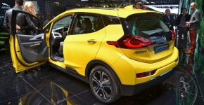 Opel представили яркого красавца Ampera-e на Парижском автошоу